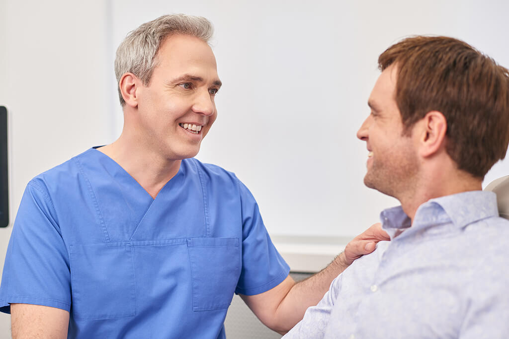 Dr. Kusenack im Beratungsgespräch mit einem Patienten