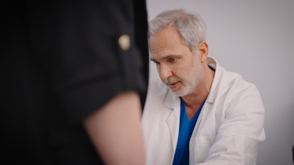 Dr. Kusenack im Gespräch mit einer Patientin