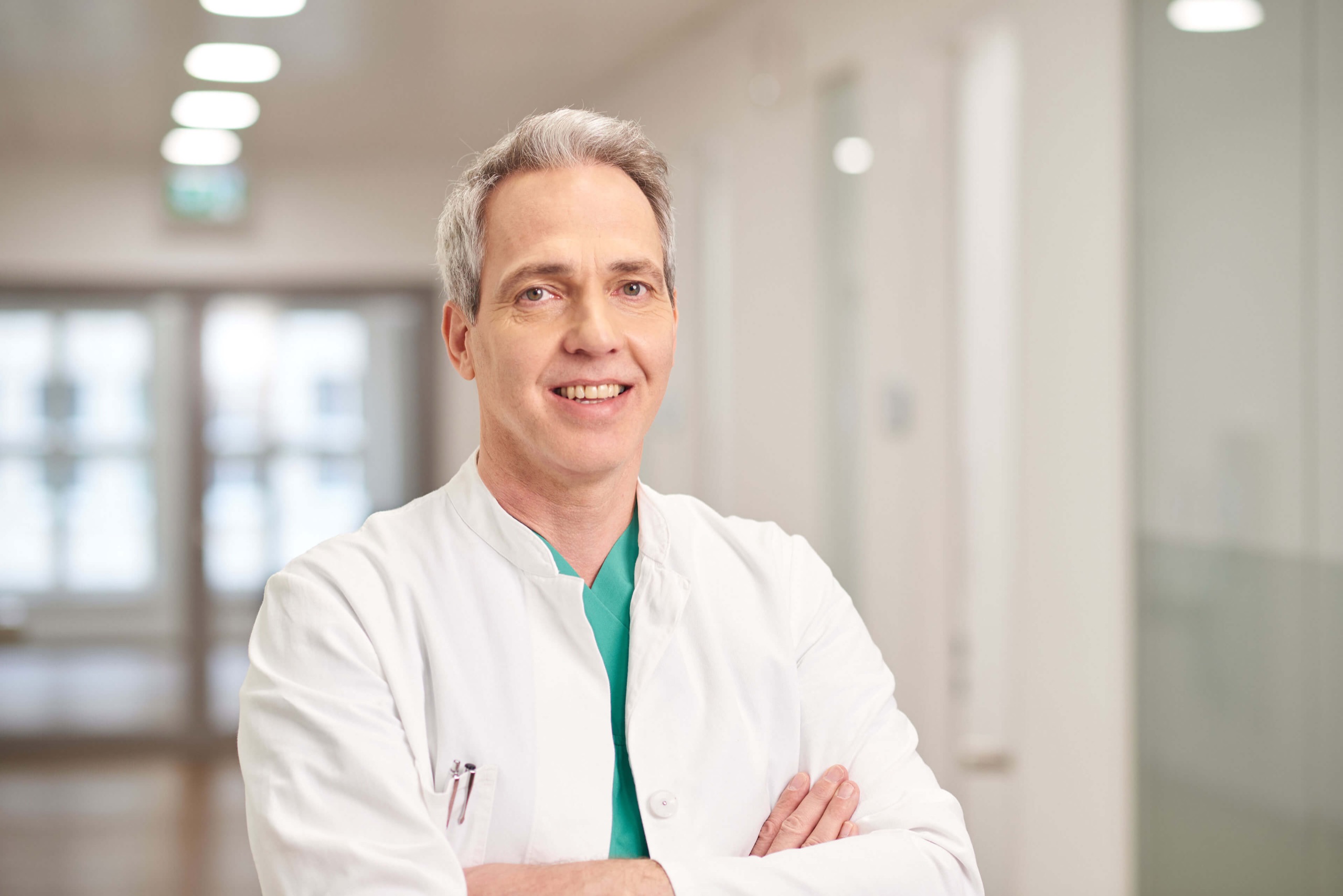 Dr. med. Ulrich Kusenack im Flur seiner Praxis